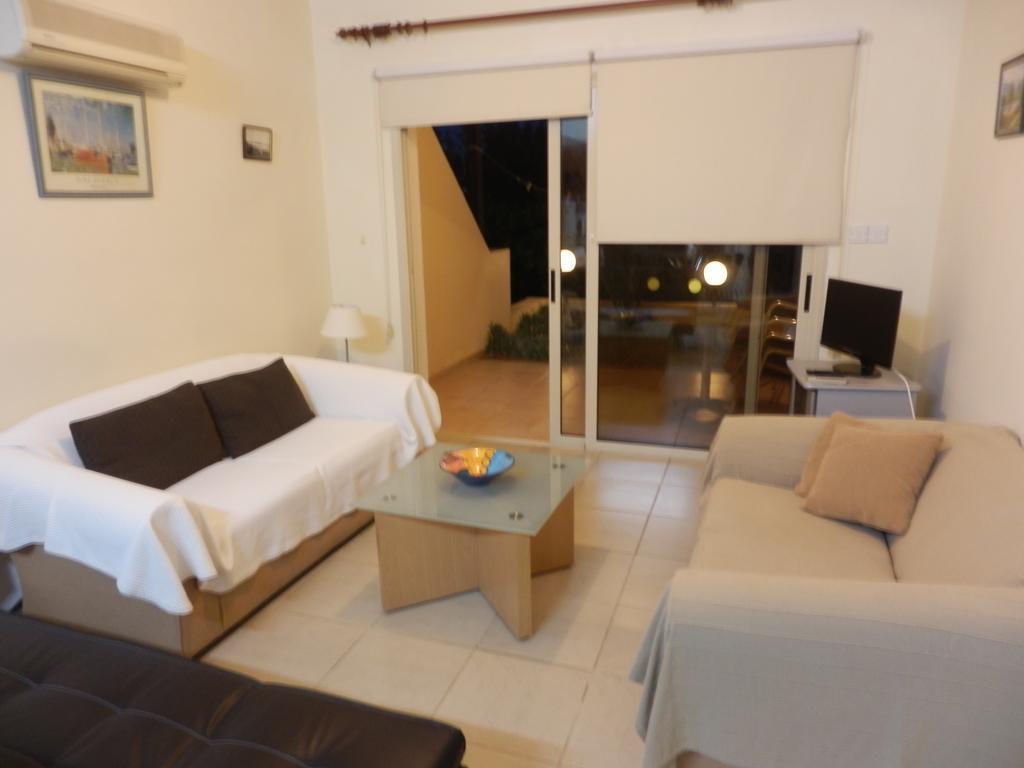 Byreva Apartments Pafos Oda fotoğraf