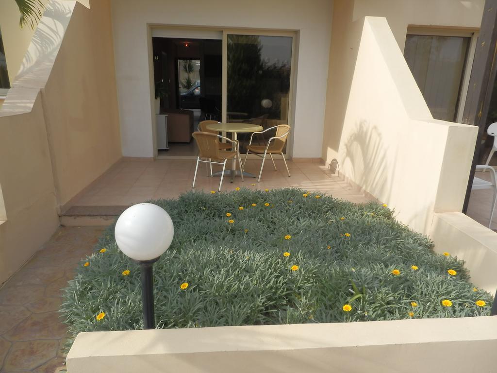 Byreva Apartments Pafos Oda fotoğraf